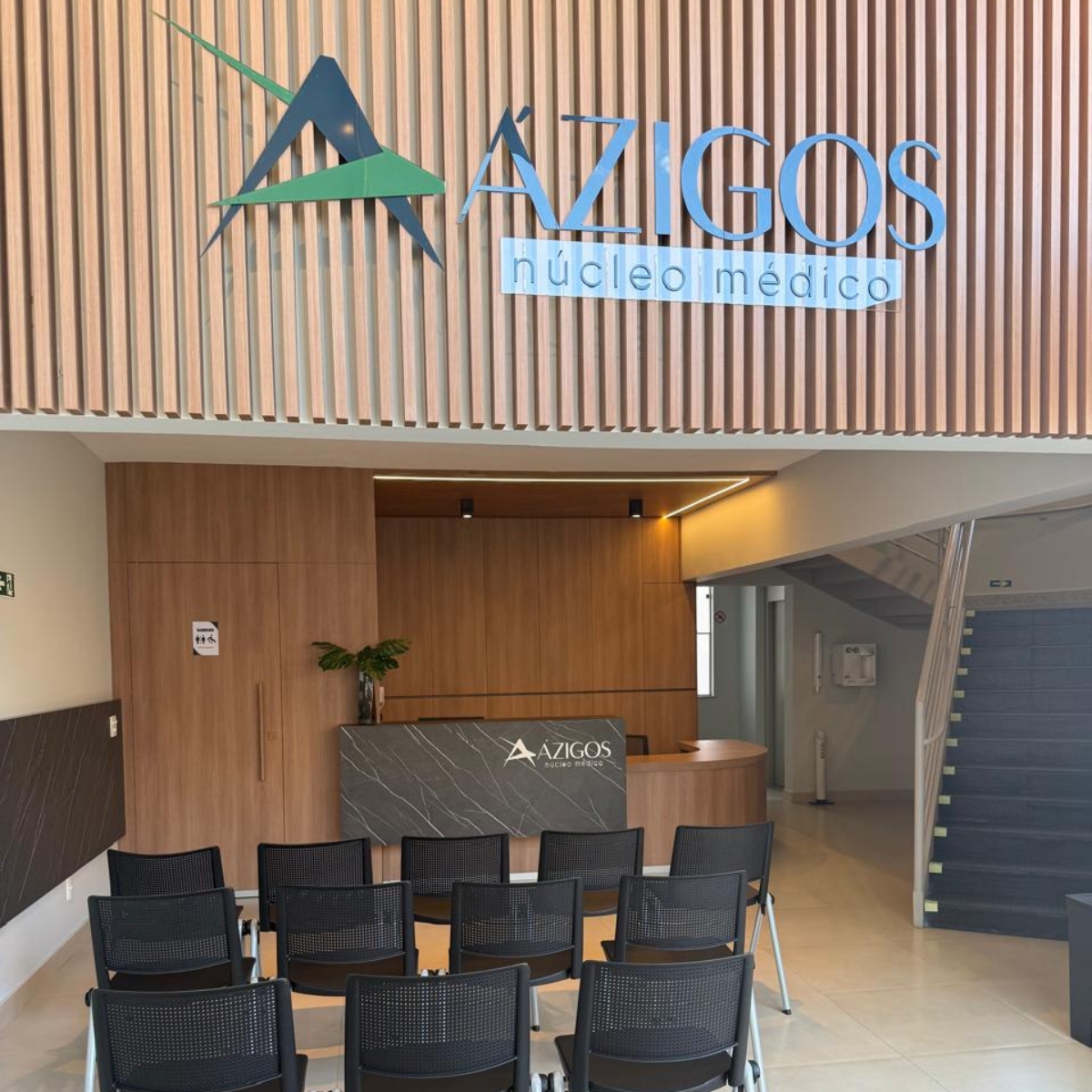 Recepção do Núcleo Ázigos - Ambiente acolhedor e moderno